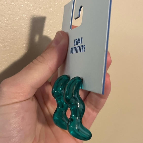NWTO Resin Earrings Urban Outfitters Teal/Blue/Green Squiggle Artsy - Picture 2 of 8